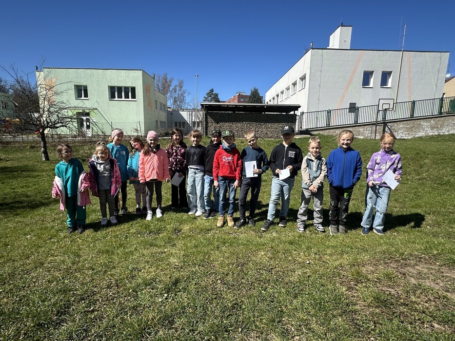 Družina - jarní hra na školní zahradě 2026